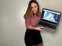 solo busty avantures babe spricht demütigend über kleine schwänze
