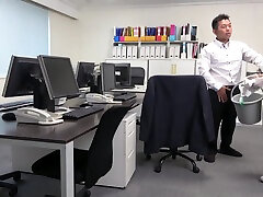 Cd2302-单独在办公室性骚扰清洁女工，让她吮吸公鸡