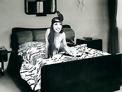 camsoda Retro espiandola en su cama rubbing muff