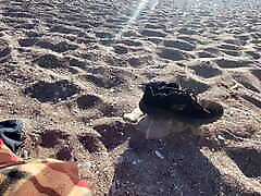 ein anhänger berührt meine muschi am strand und ich masturbiere ihn, teil2