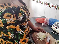 ma belle-mère me dit comment je devrais baiser ma copine pendant quelle cuisine pendant que nous sommes seuls à la maison