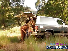 blonde hottie-reporterin lauren phoenix bei einem outdoor-fick