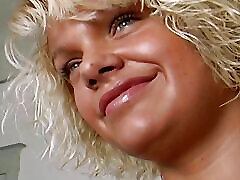 une blonde au corps tout en courbes dallemagne adore se faire asperger les seins