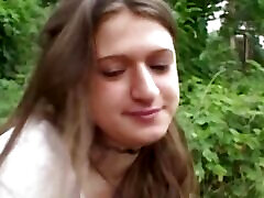 красотка с потрясающим телом из германии сосет член в лесу