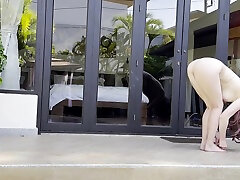 yoga nu flux paisible tropical en plein air-yoga avec gris