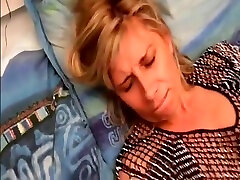 lisa spielt mit gurke