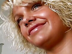 ein wunderschönes blondes babe aus deutschland bekommt warmes sperma auf ihre natürlichen titten