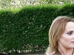 mature sabriana douglas une grosse salope à la chatte rasée et aux cheveux dorés adore se faire plaisir dans sa chatte