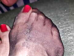 sperma auf nylonrote zehennägel