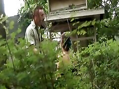 une allemande excitée avec un cul rond incroyable adore baiser dans les bois