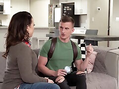 трах в спальне с грудастой милфой брюнеткой savita bhabhi comic video валентиной