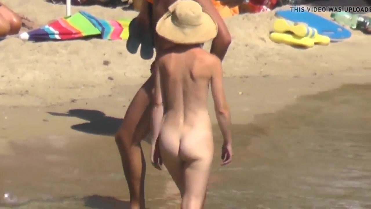 расплавленные обнаженные маленькие сиськи секс-бомба ambles на пляже натуристов 