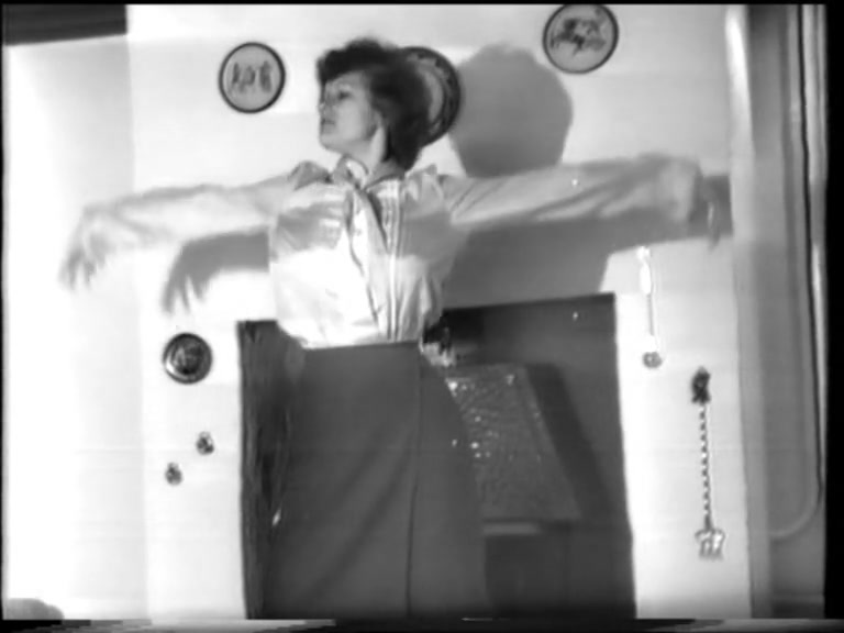 yvonne zieht sich aus und ölt ihren nackten körper