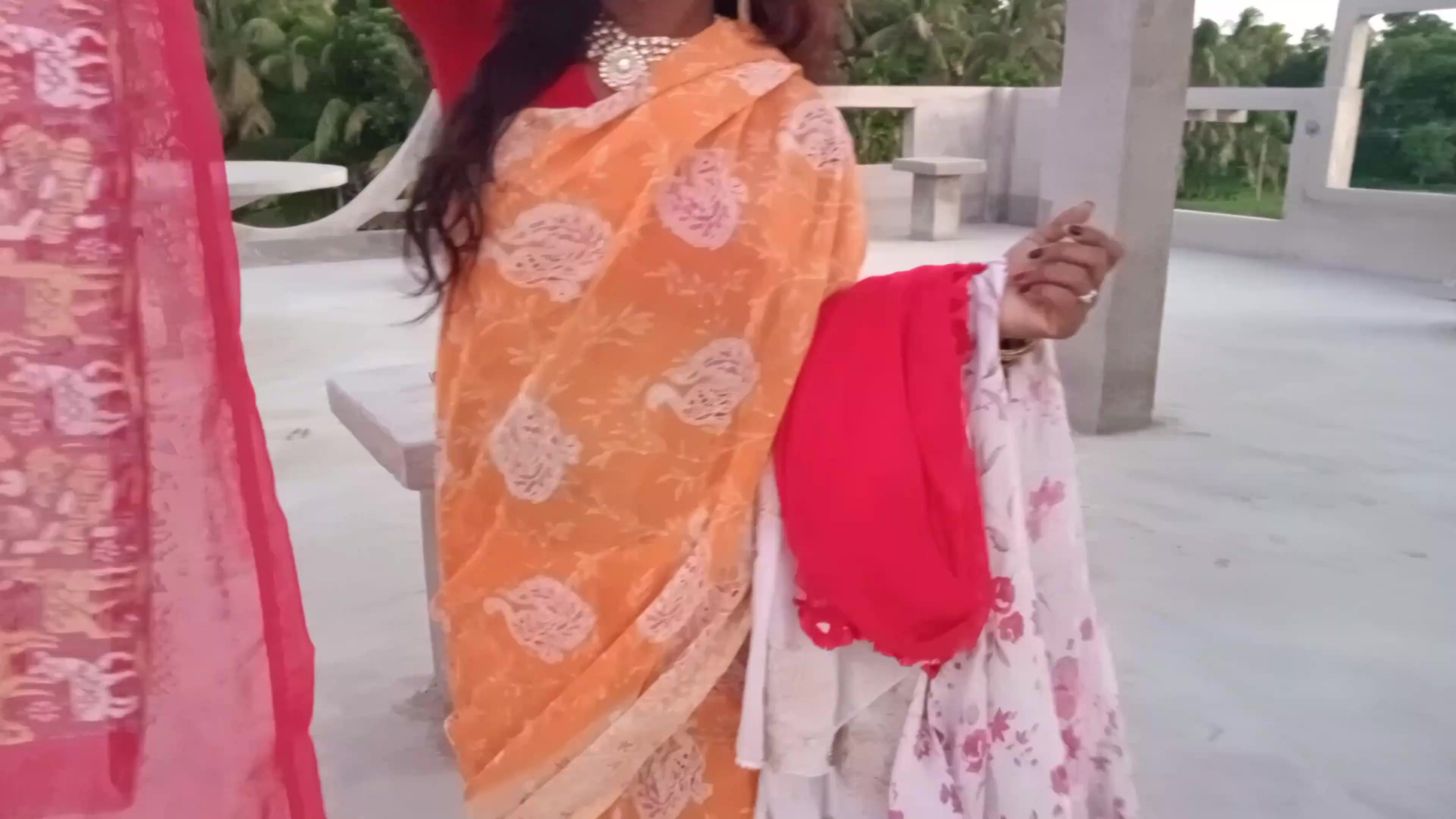 bhabi ko chat pe kapde uthane ke bahane mich überraschen karke chod liya - verwüsten bengali bhabhi klare hindi-stimme hd-film